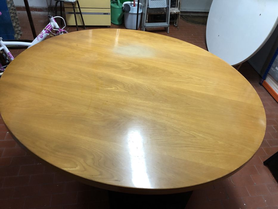 Secretarias varias,  mesas varias e mais material escritorio