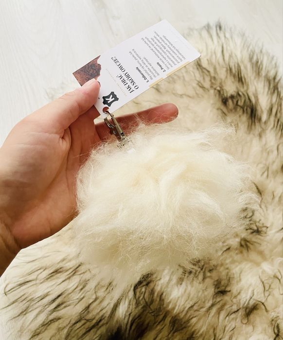 Brelok puszek biały do torebki, do kluczy naturalna wełna owcza 100%
