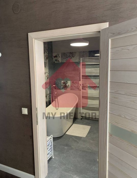 ПРОДАЖ ПРЕМІАЛЬНОГО БУДИНКУ В САМОМУ ЦЕНТРІ УЖГОРОДА | 336 м² | БАСЕЙН