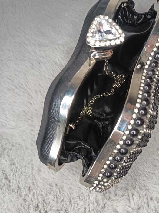 Czarna torebka wieczorowa