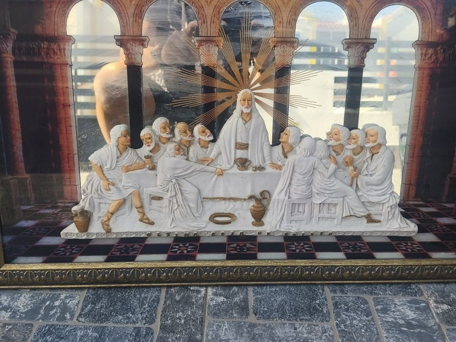 Quadros religiosos em relevo