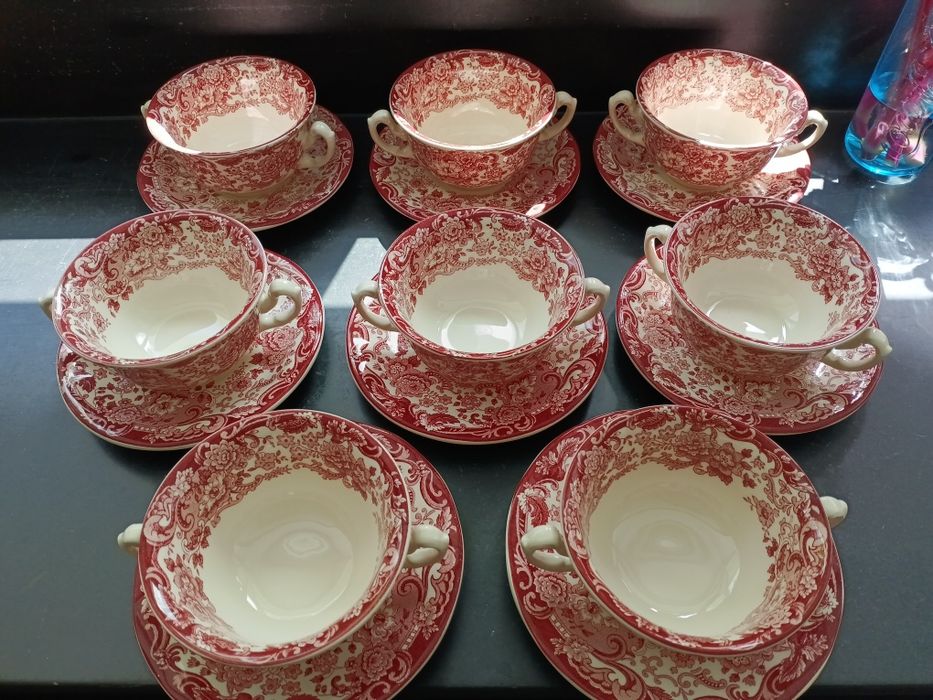 8 taças de consommé com pires