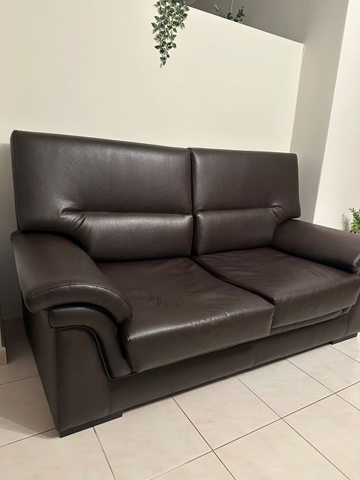 2 Sofás castanho escuro 190€