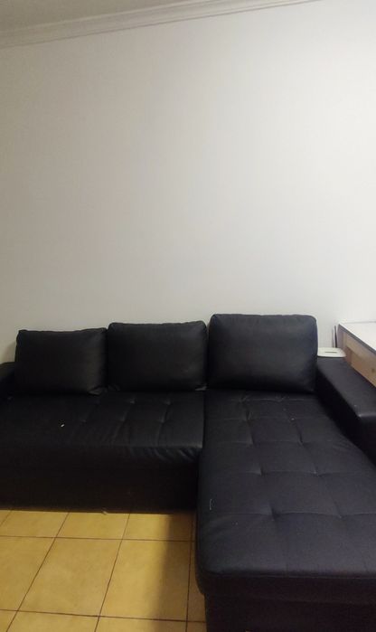 Sofá chaise lounge preto com cama
