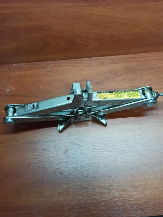 Домкрат оригинальный Toyota Corolla.