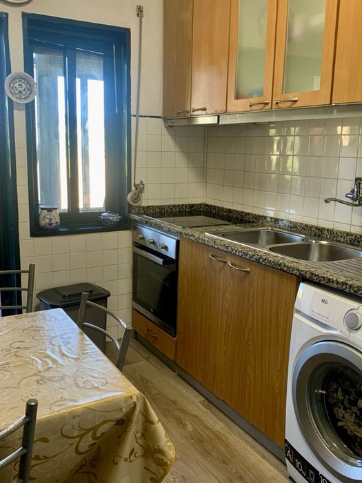 Aluga-se quarto em moradia