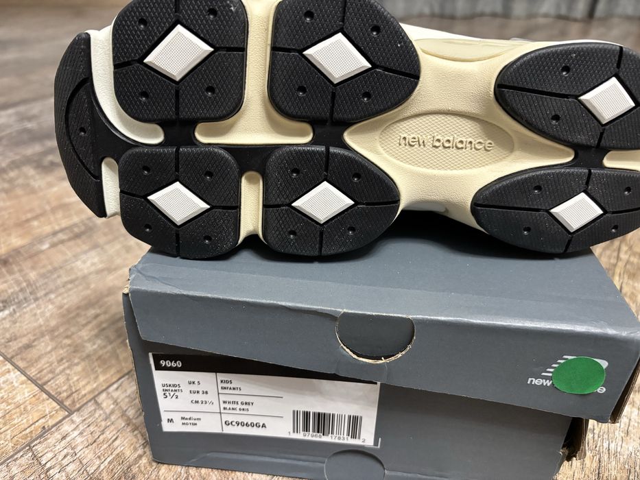 Продам кросівки new balance 9060 оригінал