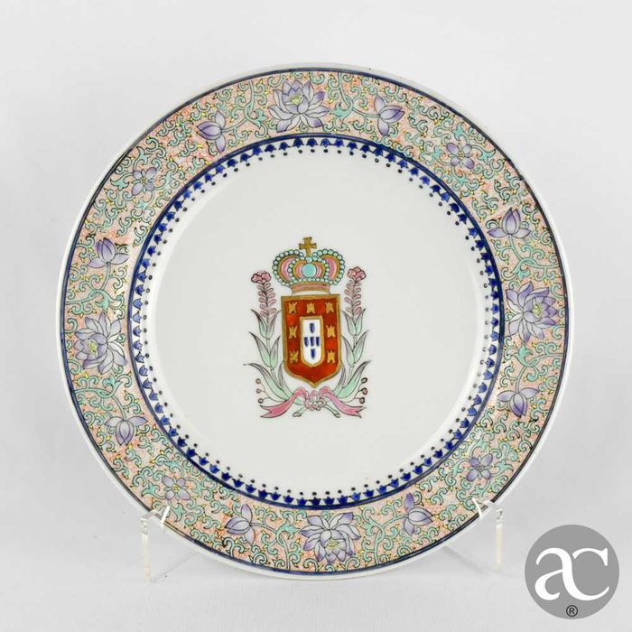 Prato em porcelana da China com brasão do Reino de Portugal