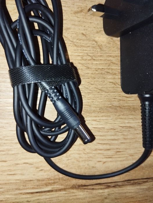 Zasilacz uniwersalny do laptopa