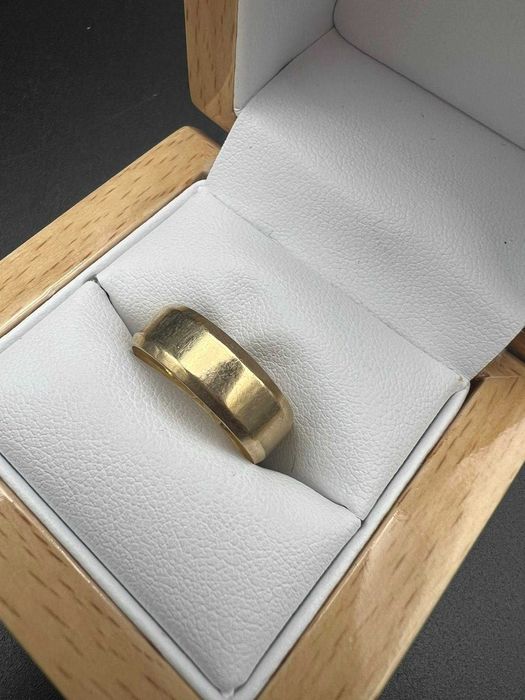 Złota obrączka 
Próba 585
Waga: 4.75 g