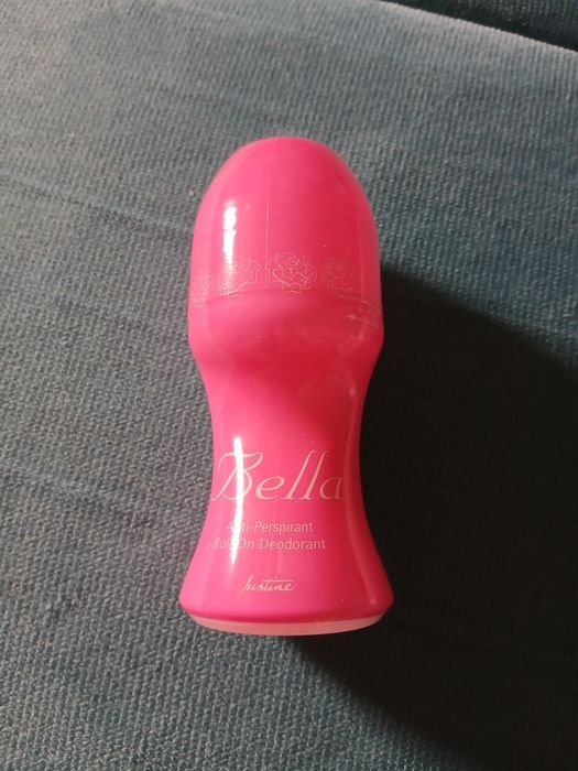 Avon Justine Bella dezodorant antyperspiracyjny w kulce roll-on