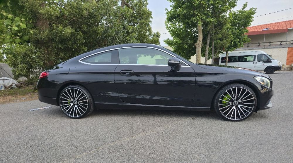 Mercedes-Benz  c220 coupe amg 
Elegância, desportividade e conforto num só carro.
Vendo Mercedes C 220 Coupé AMG Line de 2017, em excele