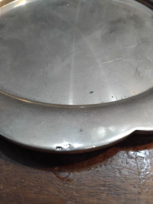 Salva em prata com marca e contraste