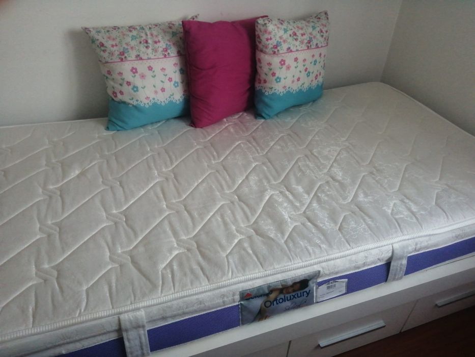 Estúdio semi-novo (cama+armário)
