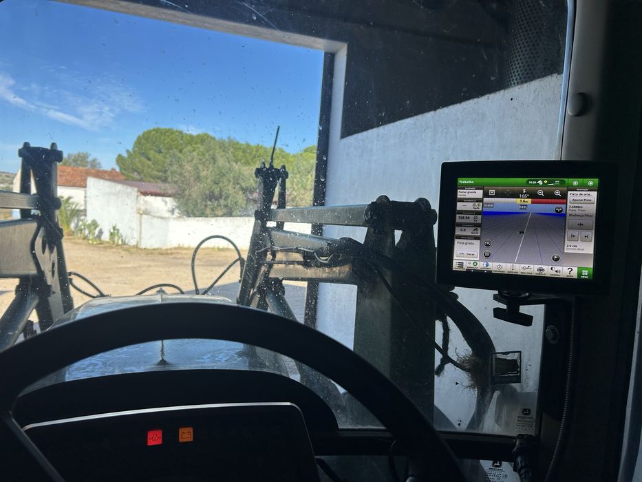 Trator John Deere  6430 com GPS RTK