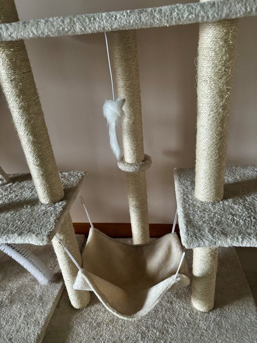 Arvore para gatos grande de cor bege