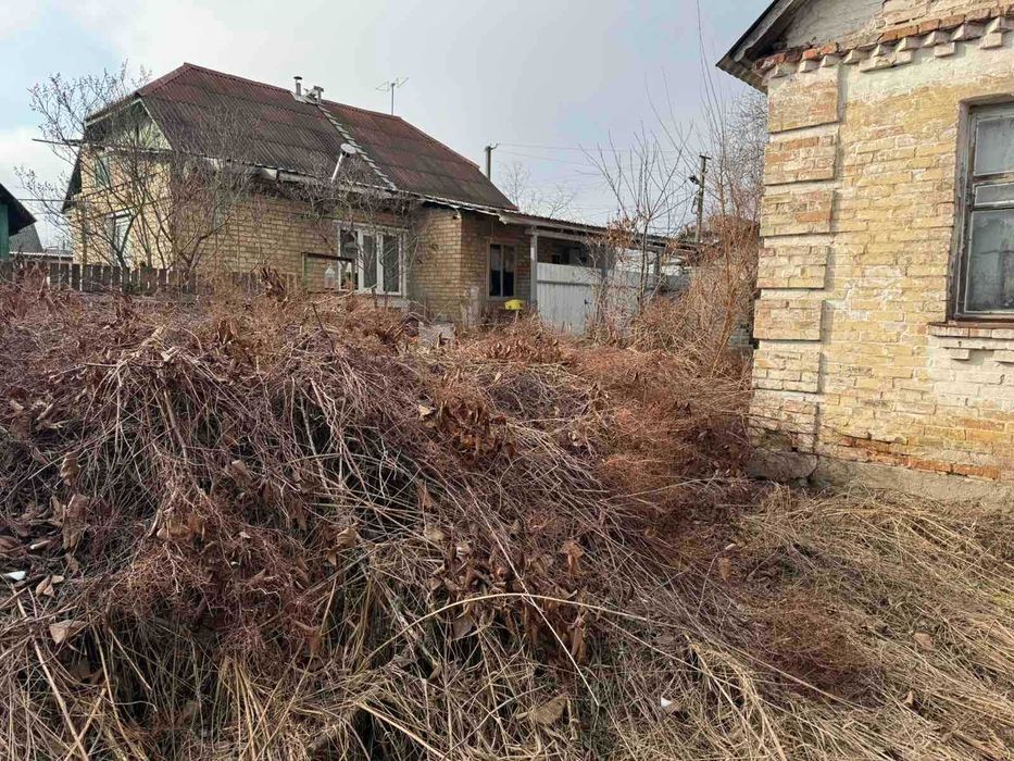 Продам ділянку в центрі Немішаєво. Поруч ж/д вокзал, ліцей, ринок.