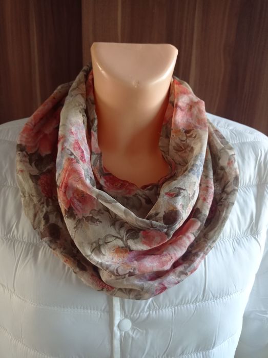 Chusta, apaszka damska motyw kwiatowy.