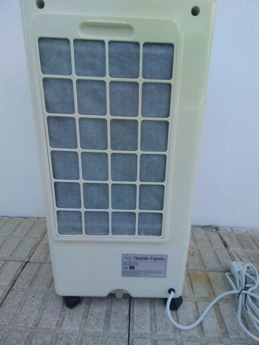 Climatizador como novo com comando à distância.