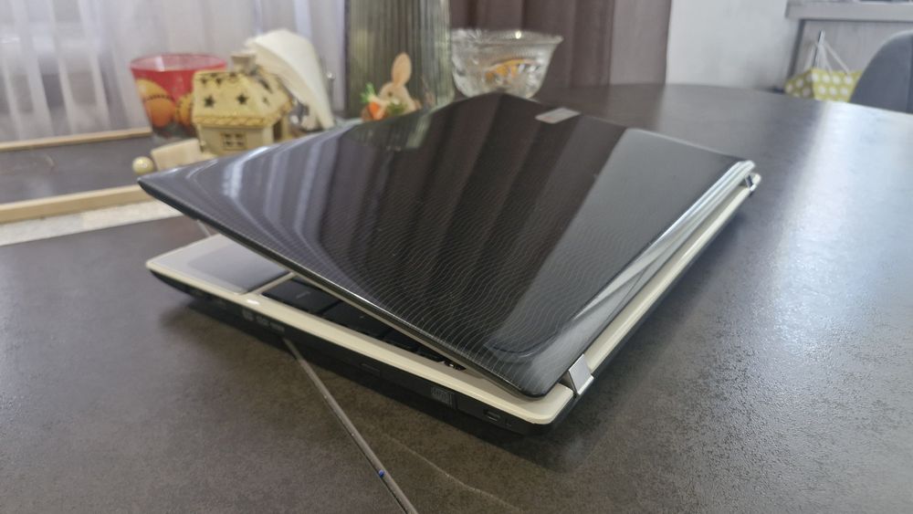 Для роботи/навчання Ноутбук 15,6  Core i5   Nvidia 6Gb в 1 руках