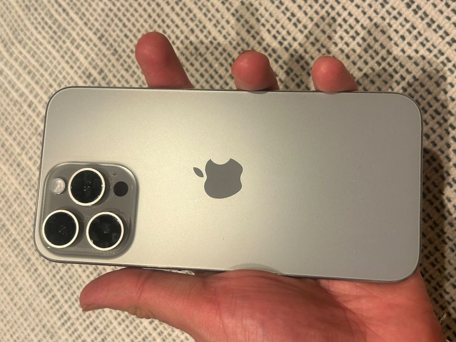 Iphone 15 pro max (sem um risco)