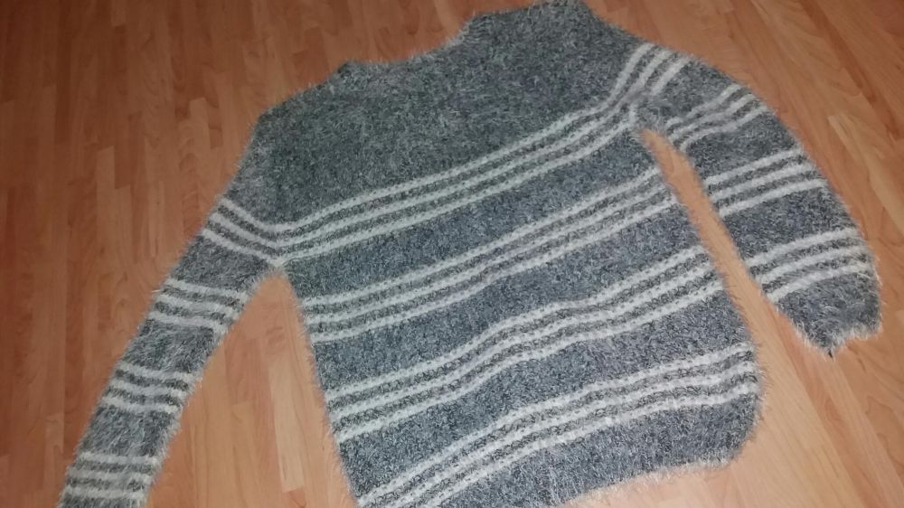 Sweterek z miękkiego materiału