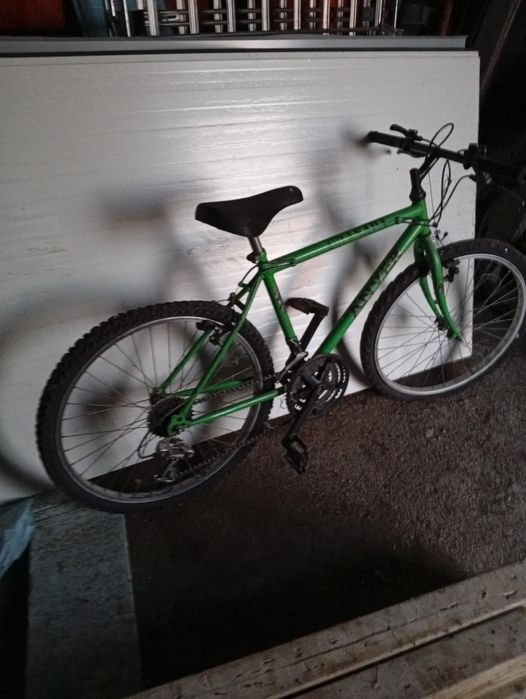 Bicicleta verde usada