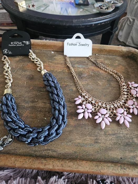 Colares novos com etiqueta