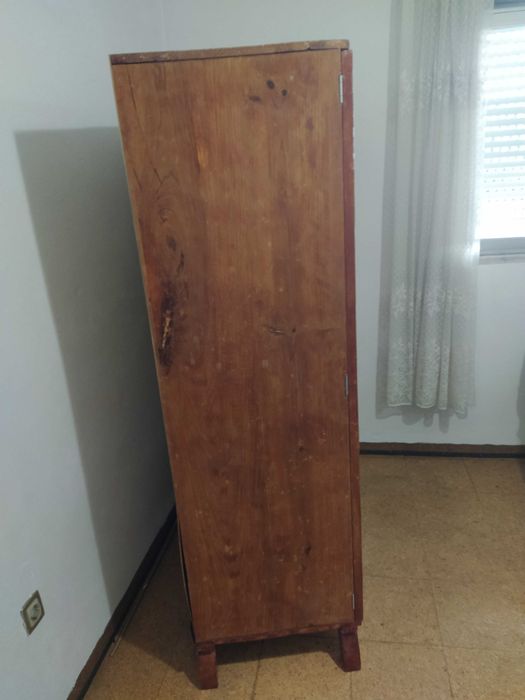 Vendo roupeiro usado em madeira maciça.