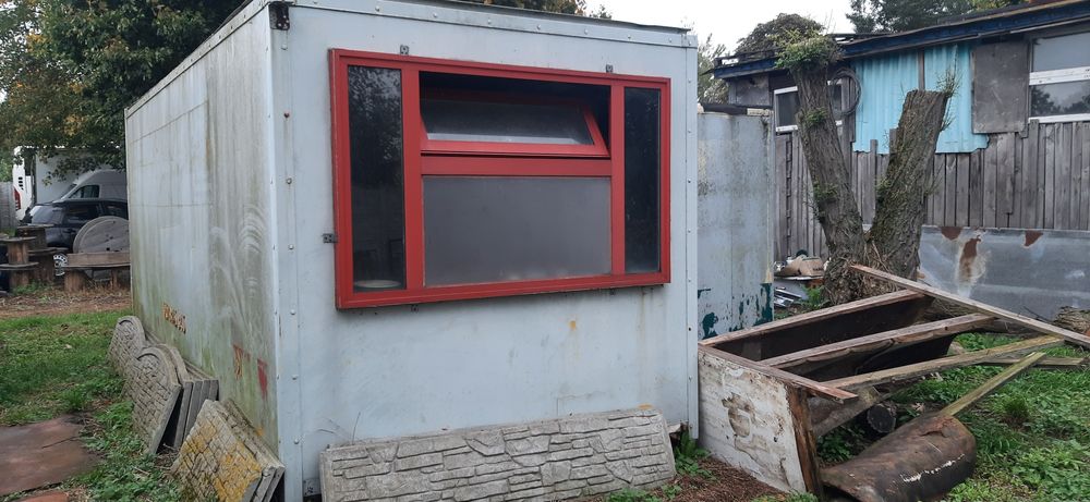 Kontener ciężarowy garaż