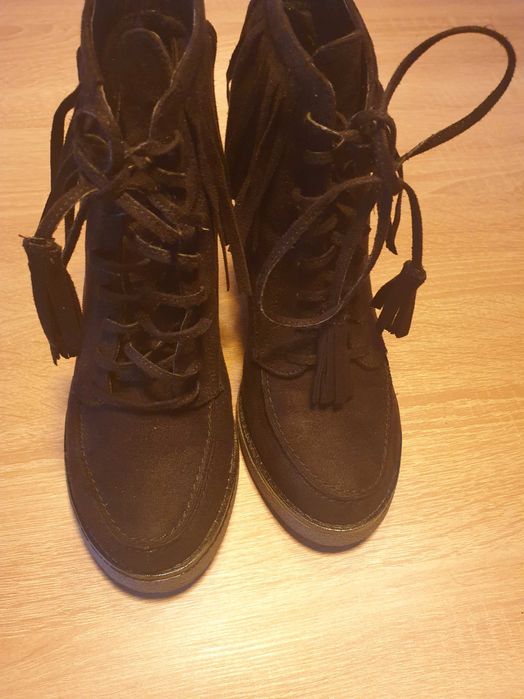 Buty damskie botki czarne z frędzlami