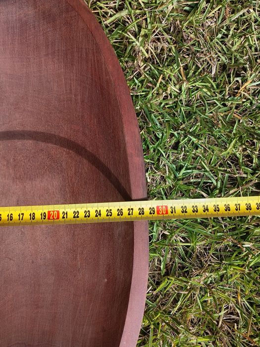 Travessa/fruteira oval cavada em madeira maciça de mogno, medidas: 46/29cm
Trabalho artesanal.