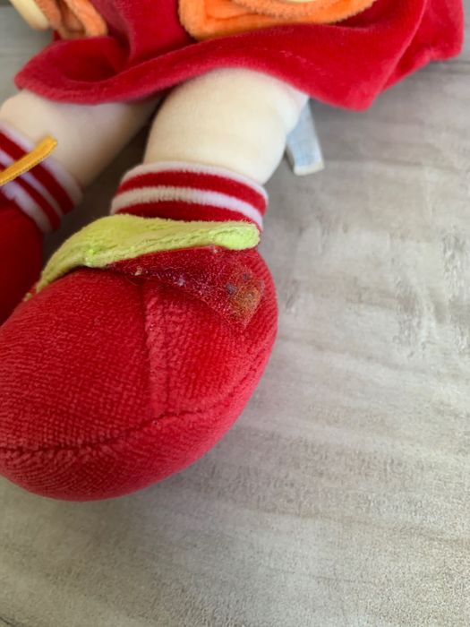 Boneco Rapariga que favorece a destreza manual da criança