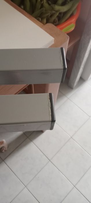 Mesa livro e duas cadeiras
