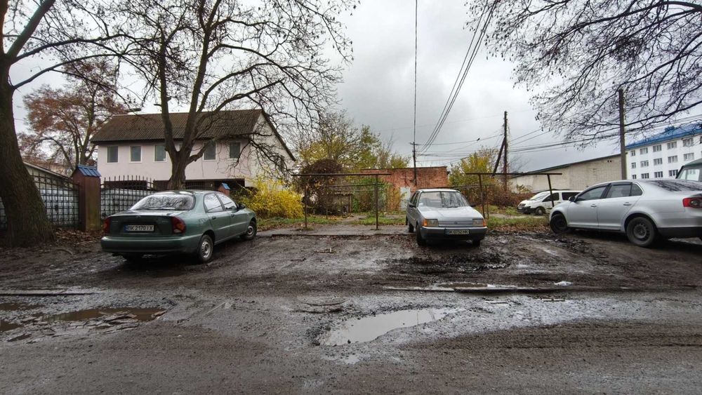 : Кімната в гуртожитку у зручному районі міста – готова до заселення.