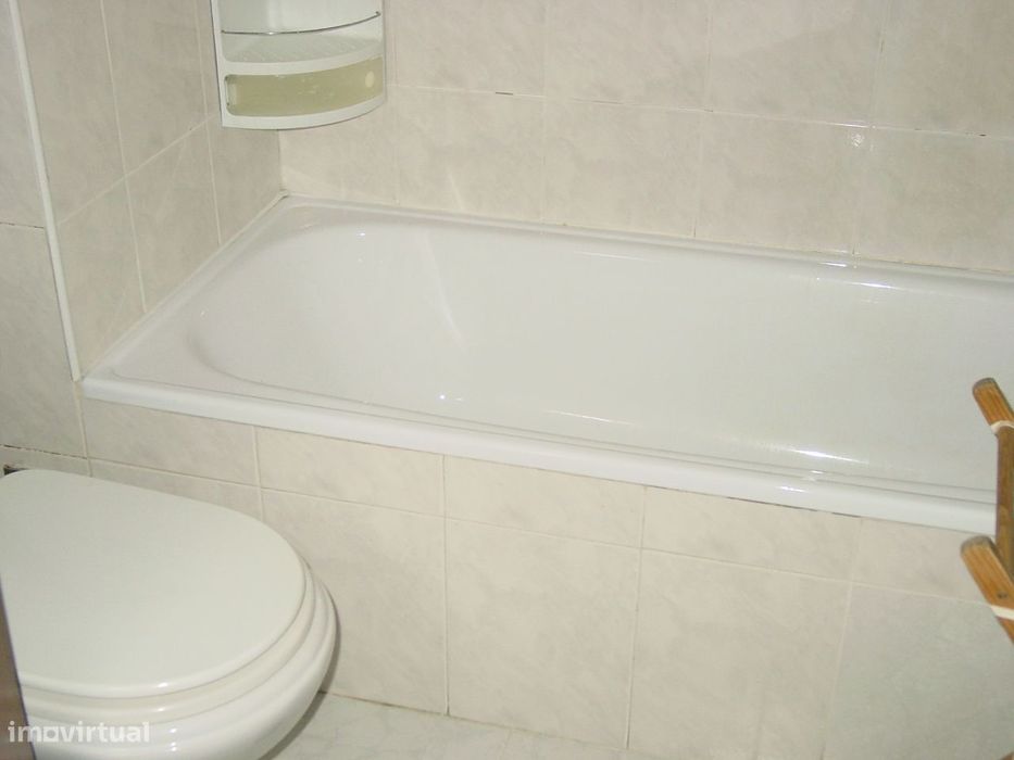 Arrenda-se T2 equipado e parcialmente mobilado na Rua do Brasil