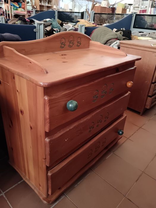 Cómoda em madeira de criança