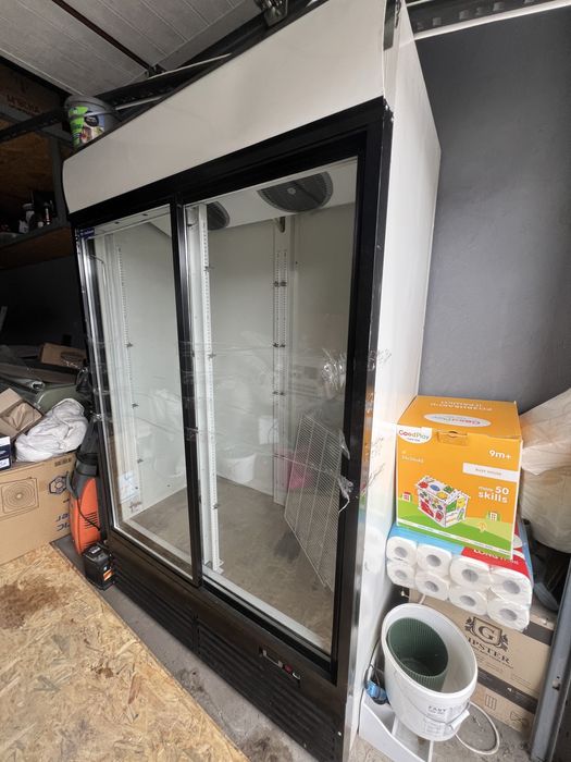 Холодильник вітрина для напоїв