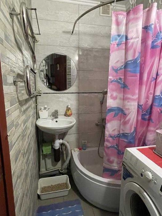 У Центрі селища Буди шикарна 3 кімн. квартира з капітальним ремонтом.