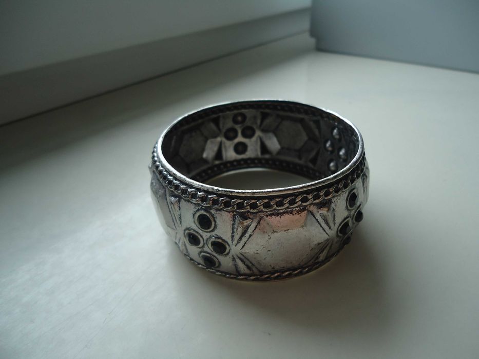 Damska bransoletka metalowa ozdobna