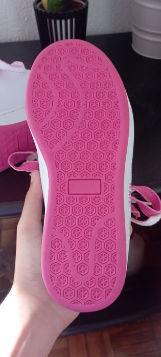 Tênis brancos e rosa