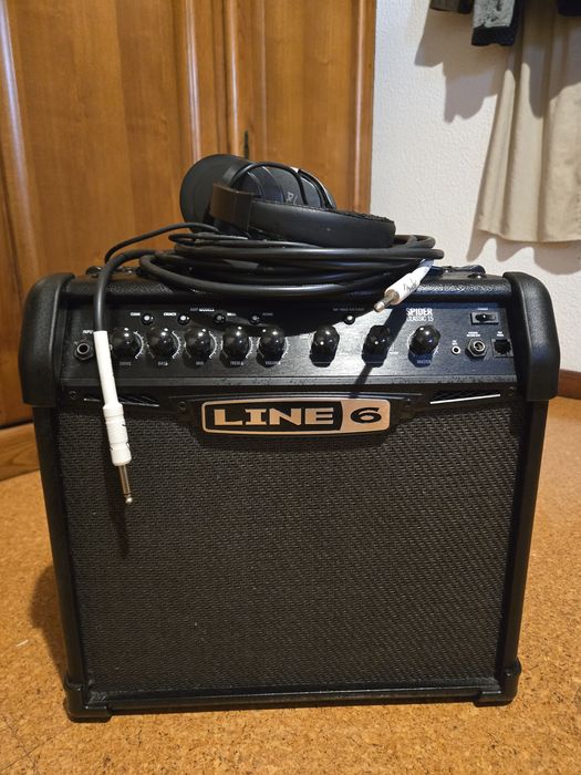 Amplificador de Guitarra Elétrica Line 6 Spider Classic 15 + Acessórios