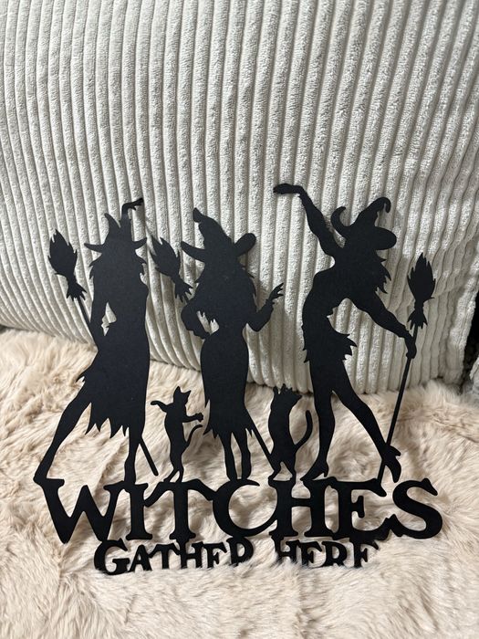 czarna metalowa dekoracja ścienna z napisem "Witches Gathered Here"