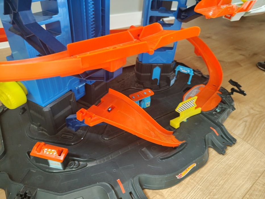 Mega garaż hot wheels TRex