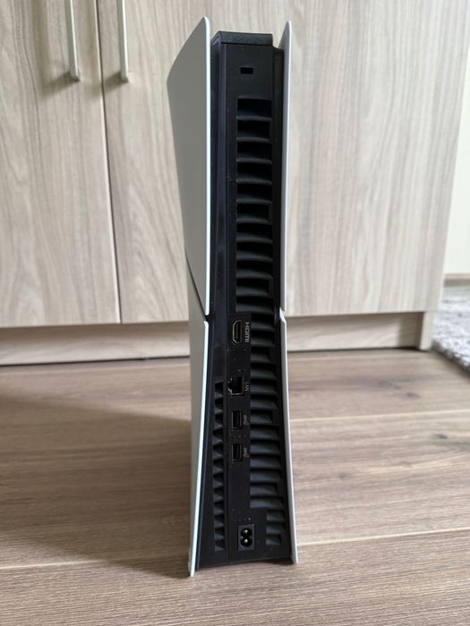 PlayStation 5 Digital Edition 825 GB — без дисковода.