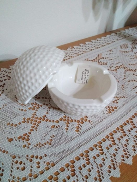 Cinzeiro branco decorativo