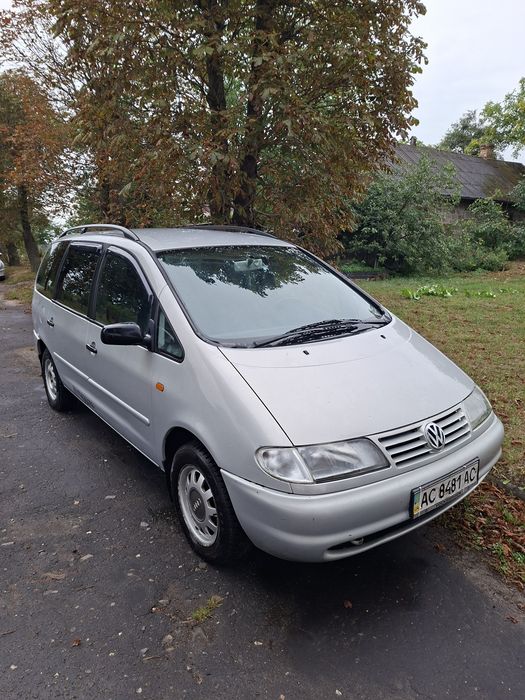 Автомобіль volkswagen sharan 2000року