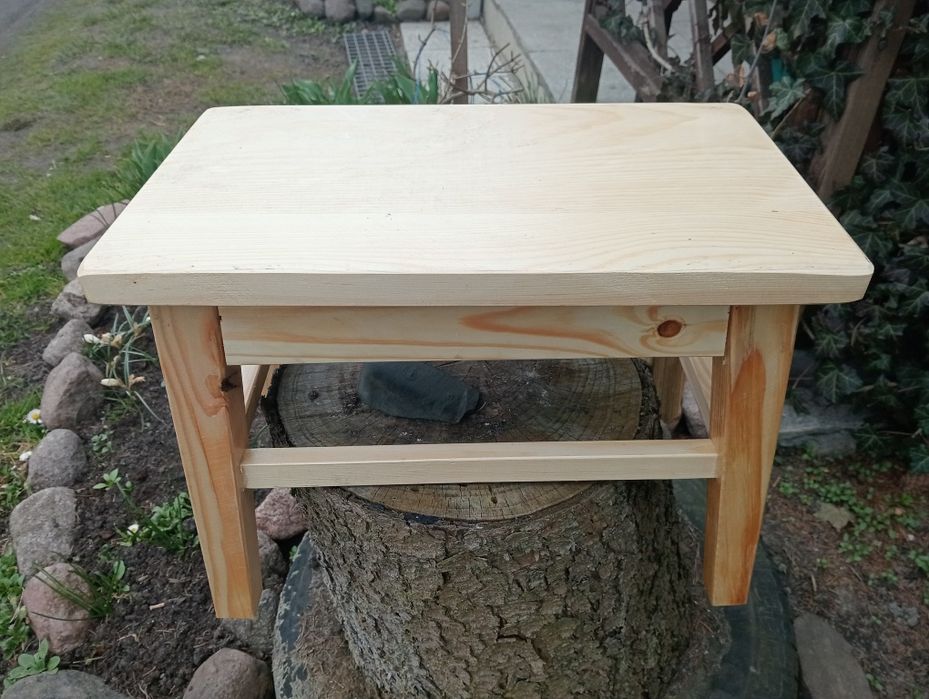 Lakierowany  tabret i taborecik sosna