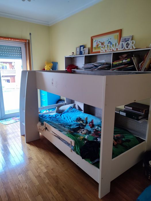 Beliche branco com arrumação