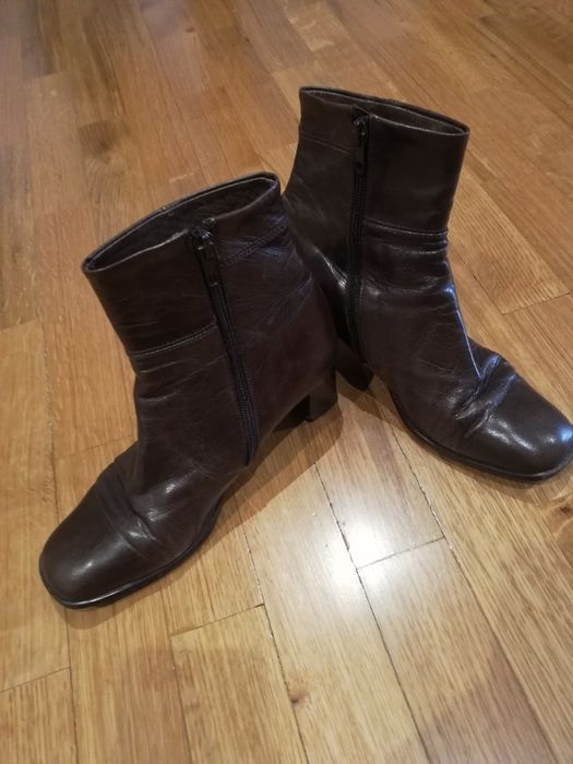 Botas em pele castanhas